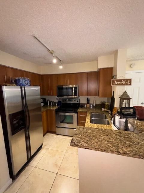 For Rent: $2,500 (2 beds, 2 baths, 948 Square Feet)