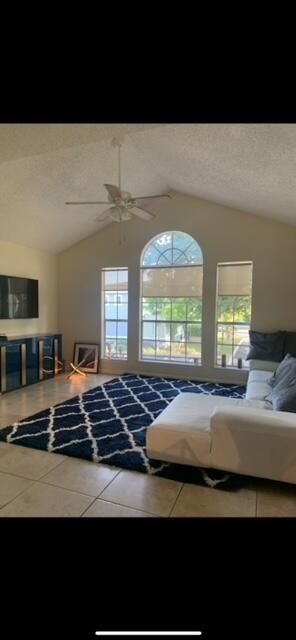 For Rent: $2,500 (2 beds, 2 baths, 948 Square Feet)