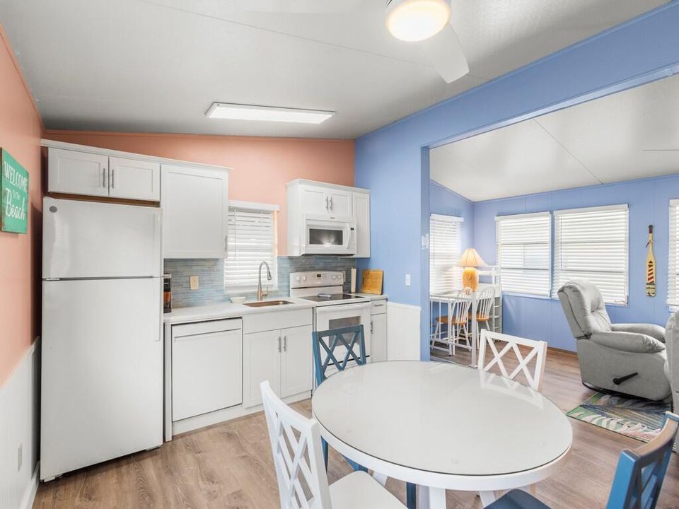 For Sale: $325,000 (2 beds, 2 baths, 946 Square Feet)