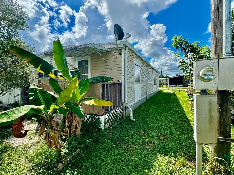 For Sale: $139,999 (2 beds, 2 baths, 1228 Square Feet)