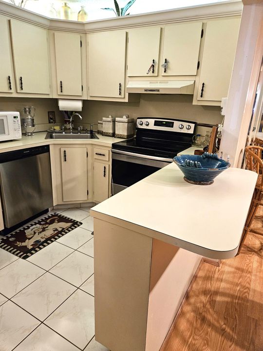 For Rent: $2,500 (2 beds, 2 baths, 937 Square Feet)