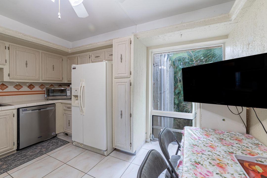 For Sale: $300,000 (2 beds, 2 baths, 1500 Square Feet)