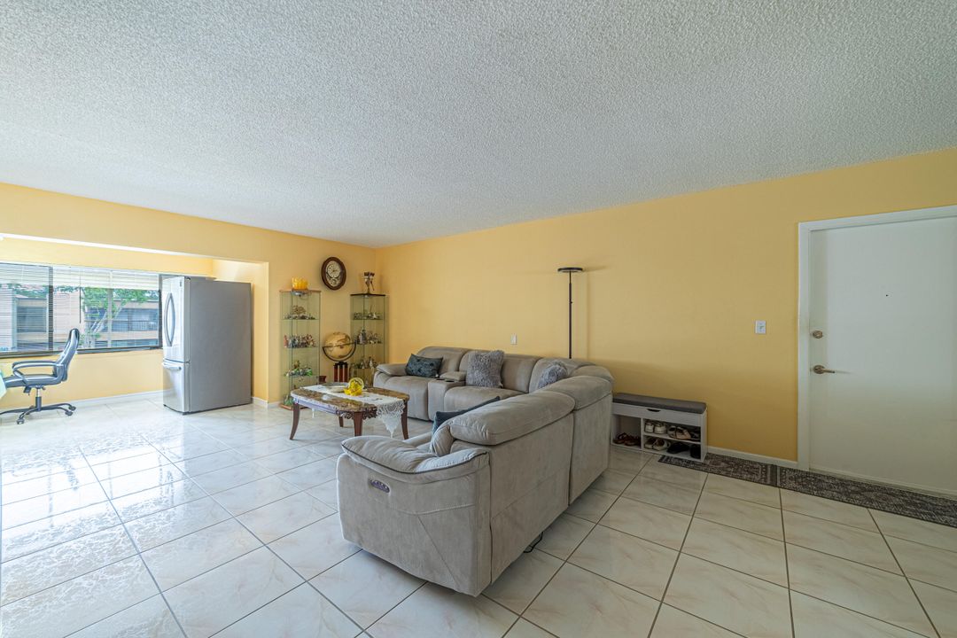 For Sale: $300,000 (2 beds, 2 baths, 1500 Square Feet)