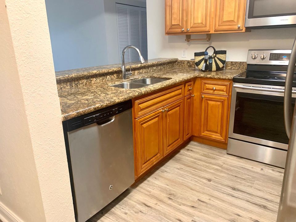 For Rent: $2,000 (2 beds, 2 baths, 916 Square Feet)