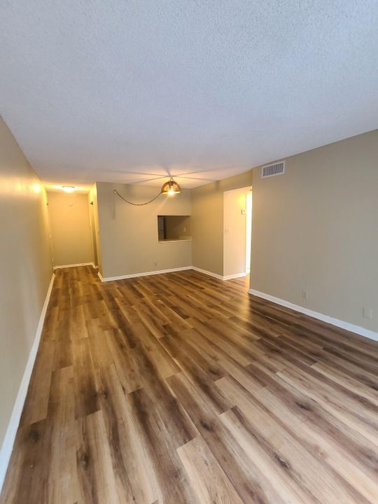 For Rent: $1,750 (2 beds, 1 baths, 850 Square Feet)