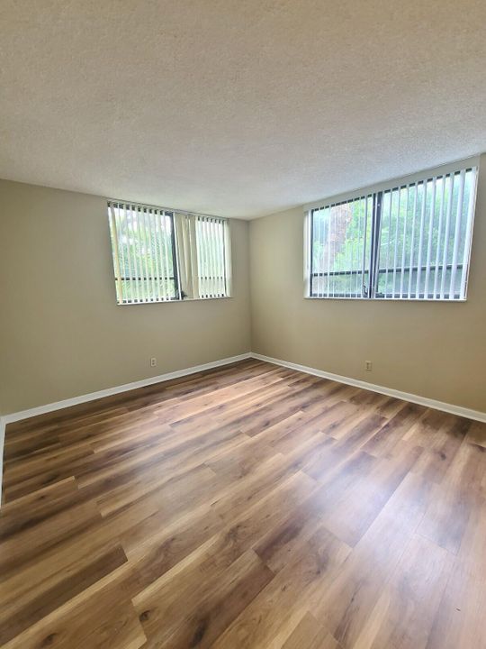 For Rent: $1,750 (2 beds, 1 baths, 850 Square Feet)