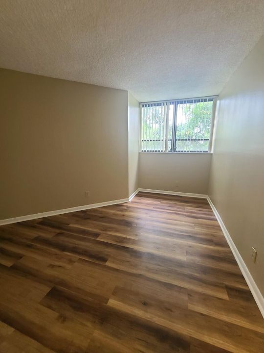 For Rent: $1,750 (2 beds, 1 baths, 850 Square Feet)