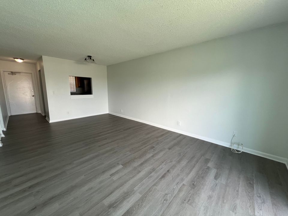 For Rent: $1,995 (2 beds, 1 baths, 800 Square Feet)