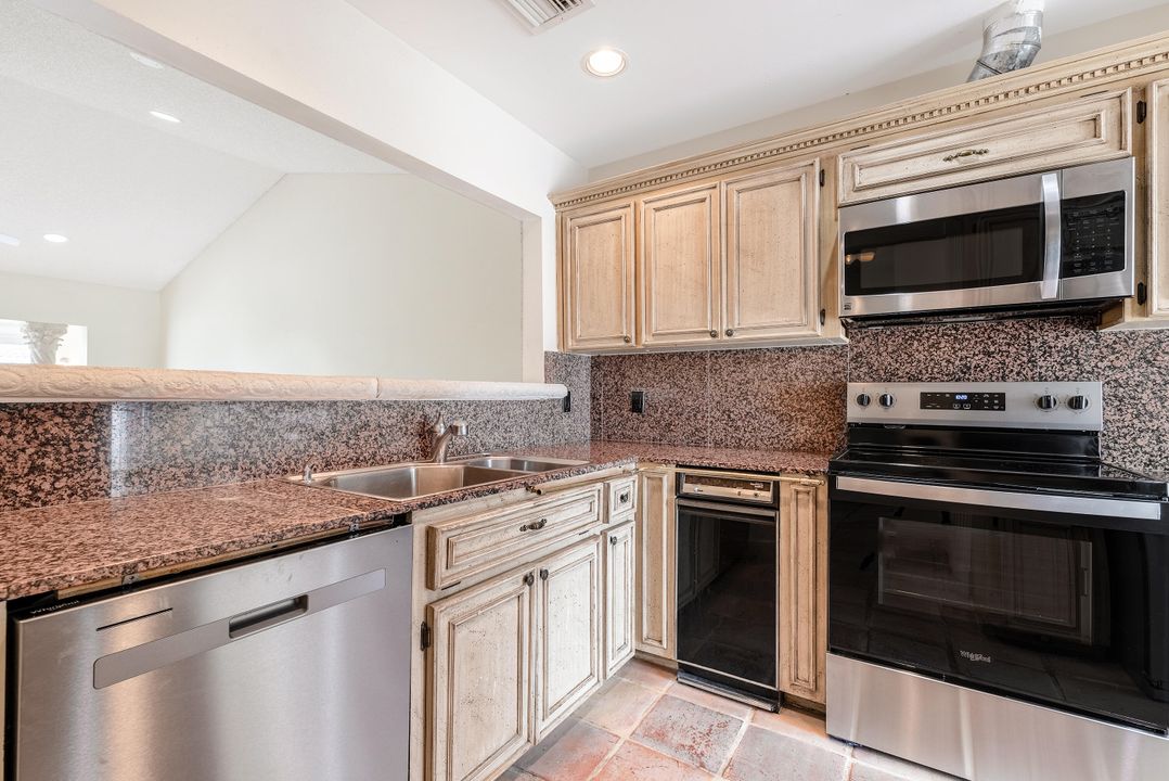 For Sale: $414,900 (2 beds, 2 baths, 1176 Square Feet)