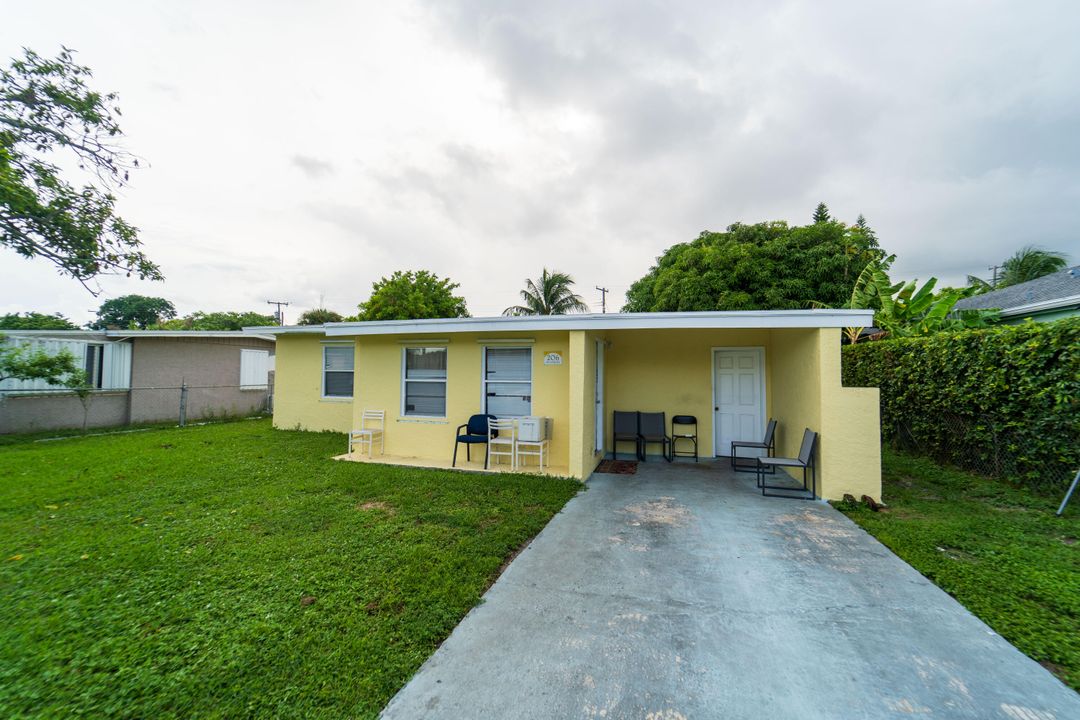 Active With Contract: $350,000 (3 beds, 2 baths, 1214 Square Feet)