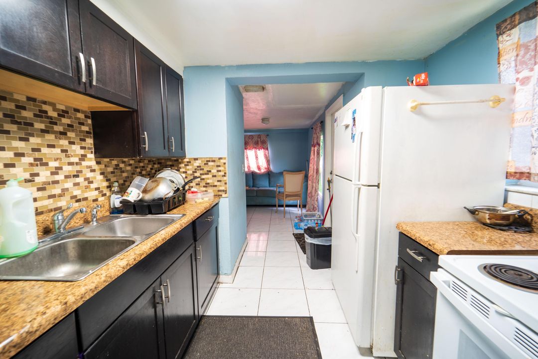 Active With Contract: $350,000 (3 beds, 2 baths, 1214 Square Feet)