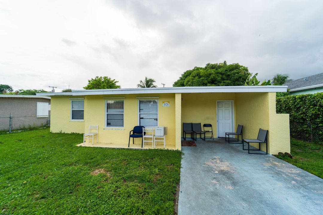 Active With Contract: $350,000 (3 beds, 2 baths, 1214 Square Feet)