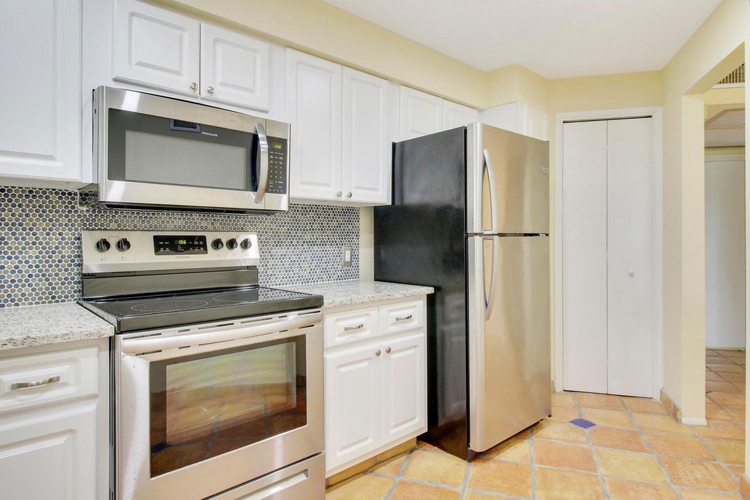 For Sale: $194,000 (1 beds, 1 baths, 1071 Square Feet)