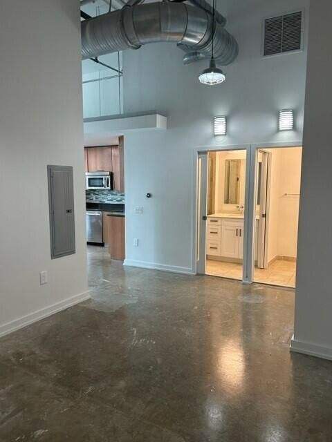 For Rent: $2,595 (1 beds, 1 baths, 770 Square Feet)