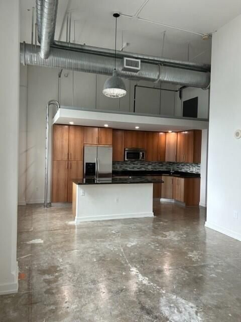 For Rent: $2,595 (1 beds, 1 baths, 770 Square Feet)