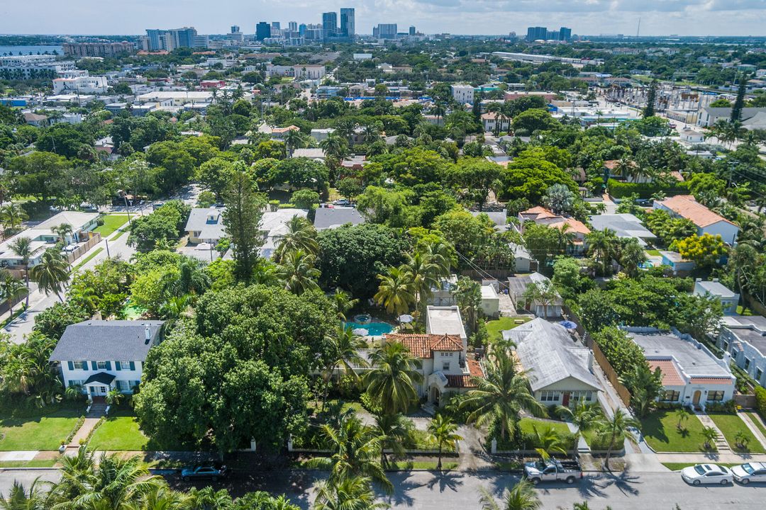 For Sale: $2,295,000 (4 beds, 2 baths, 2502 Square Feet)