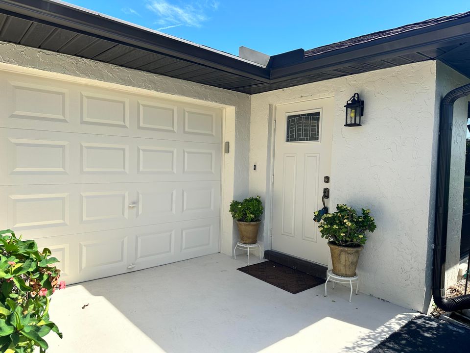 For Sale: $299,900 (2 beds, 2 baths, 1400 Square Feet)