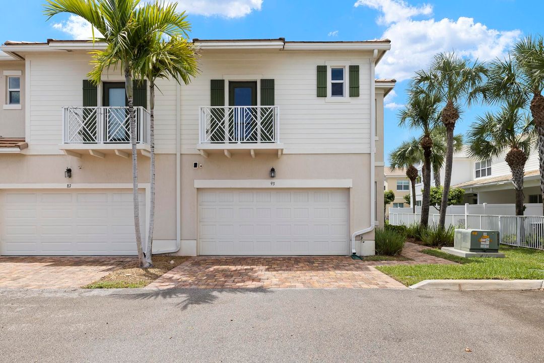 For Sale: $599,000 (3 beds, 3 baths, 2596 Square Feet)