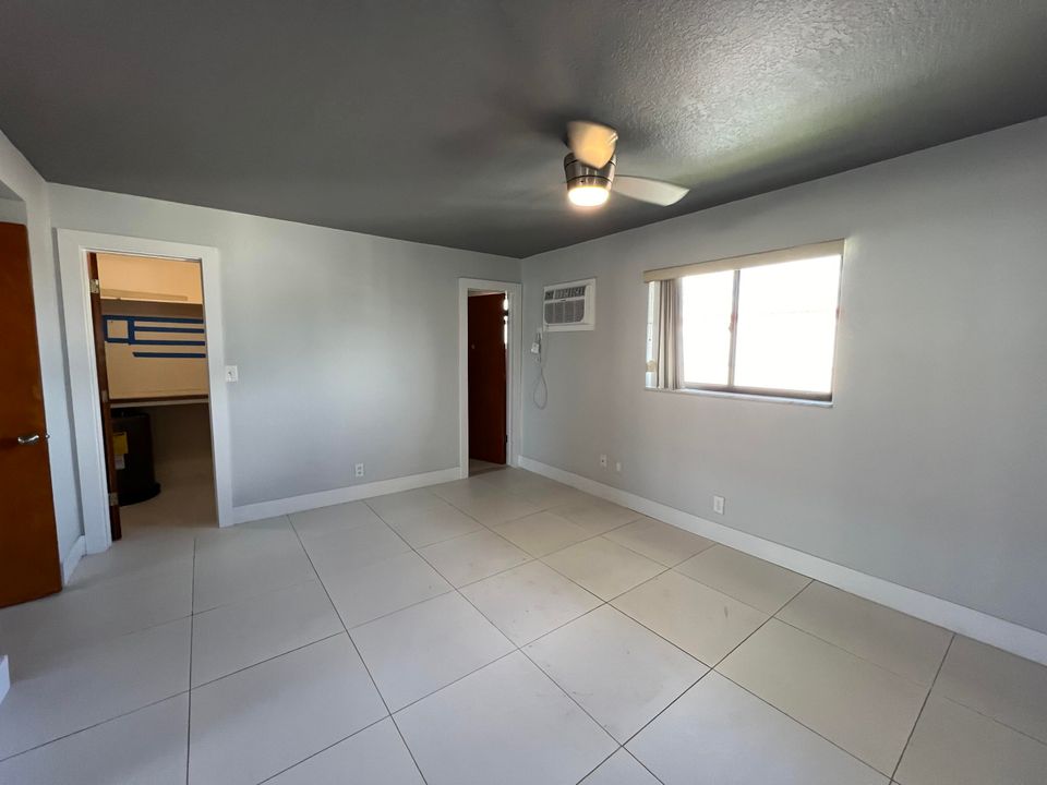 For Rent: $1,850 (1 beds, 1 baths, 726 Square Feet)