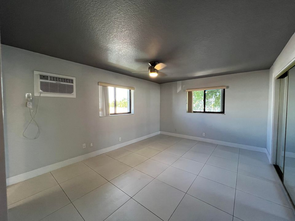 For Rent: $1,850 (1 beds, 1 baths, 726 Square Feet)