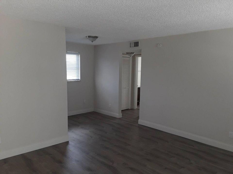 For Rent: $1,795 (1 beds, 1 baths, 650 Square Feet)