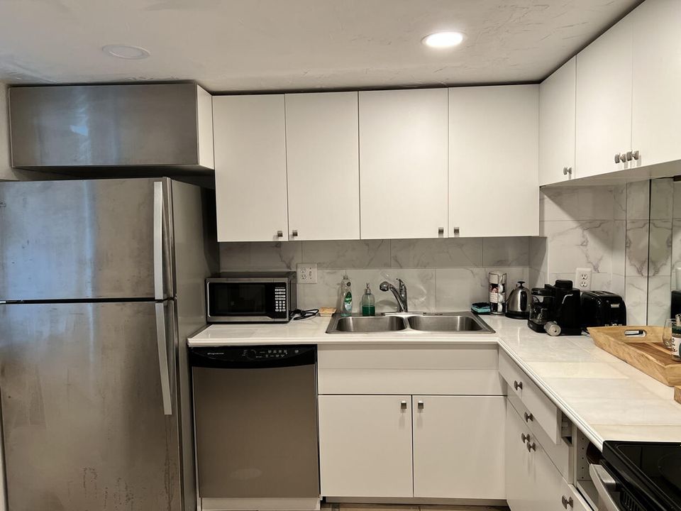 For Rent: $3,000 (2 beds, 2 baths, 955 Square Feet)