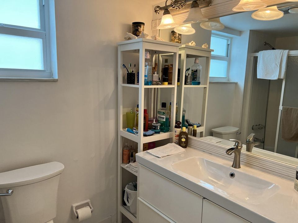 For Rent: $3,000 (2 beds, 2 baths, 955 Square Feet)