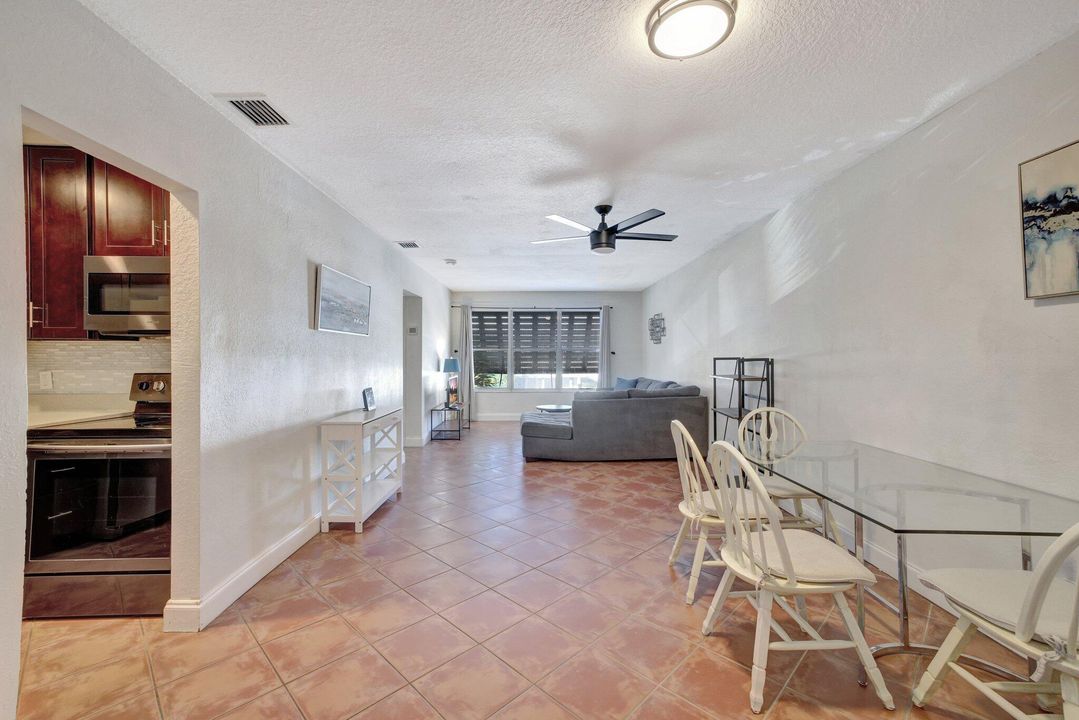 For Sale: $349,995 (2 beds, 2 baths, 930 Square Feet)