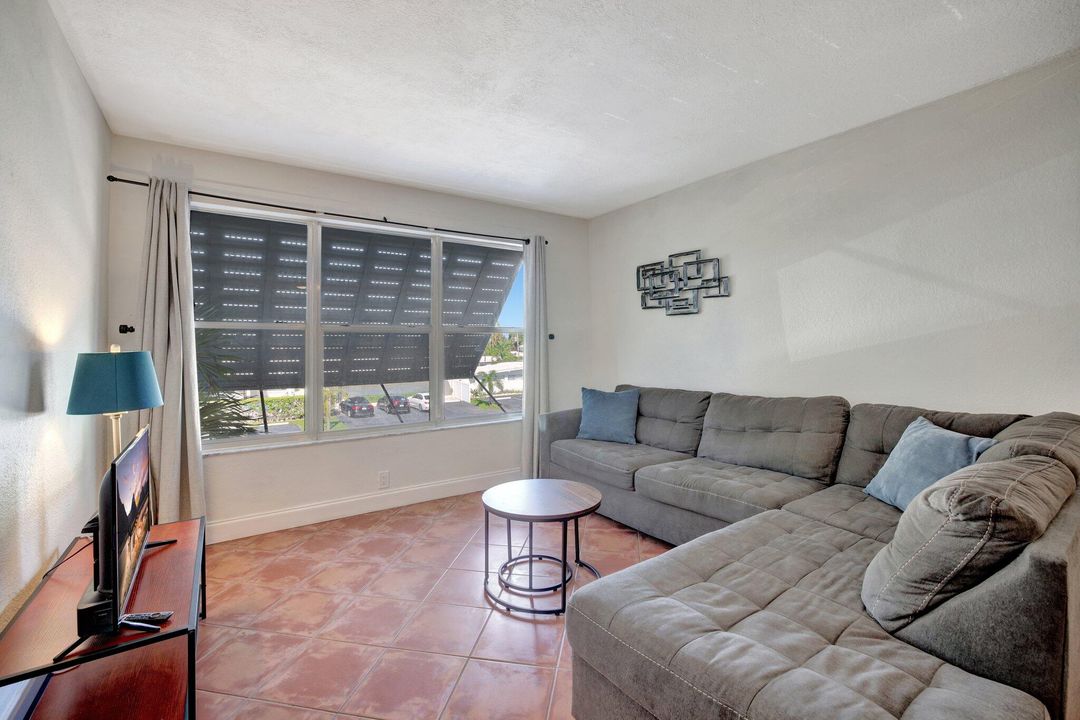 For Sale: $349,995 (2 beds, 2 baths, 930 Square Feet)