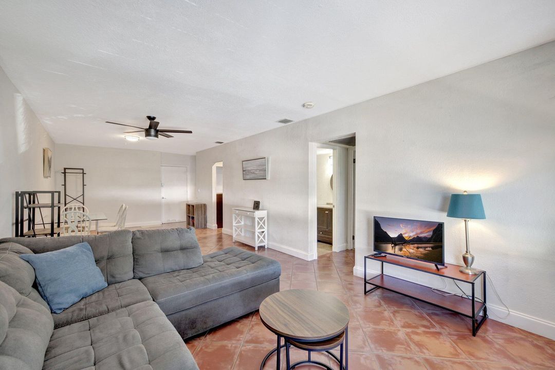 For Sale: $349,995 (2 beds, 2 baths, 930 Square Feet)