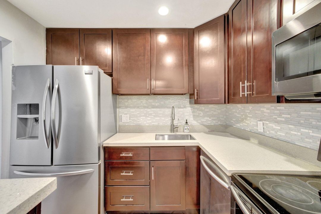 For Sale: $349,995 (2 beds, 2 baths, 930 Square Feet)