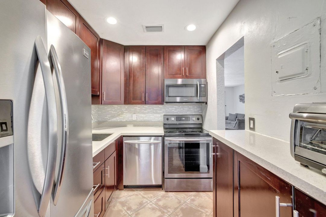 For Sale: $349,995 (2 beds, 2 baths, 930 Square Feet)