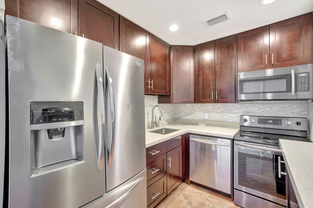 For Sale: $349,995 (2 beds, 2 baths, 930 Square Feet)