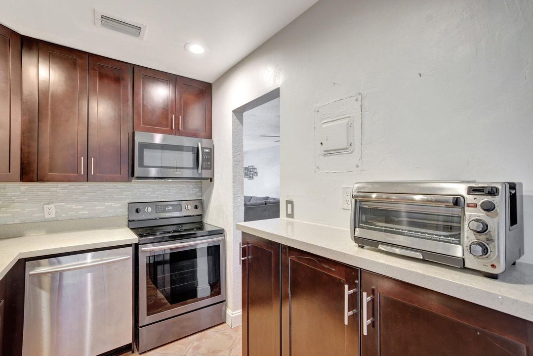 For Sale: $349,995 (2 beds, 2 baths, 930 Square Feet)