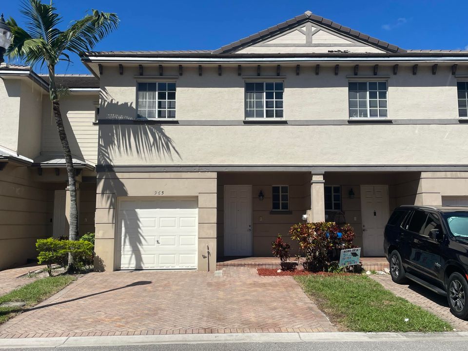 For Sale: $299,900 (3 beds, 2 baths, 1379 Square Feet)