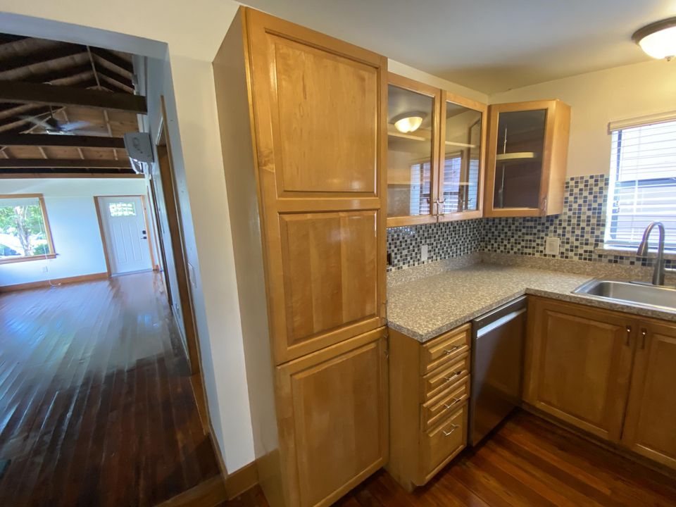 For Rent: $2,250 (1 beds, 1 baths, 680 Square Feet)