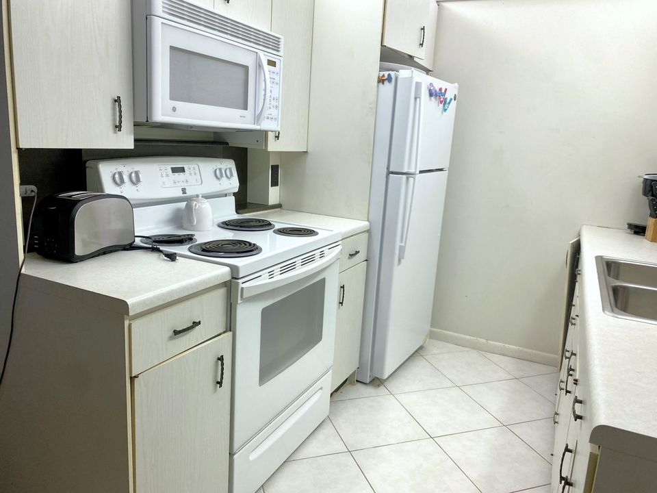 For Sale: $100,000 (1 beds, 1 baths, 738 Square Feet)