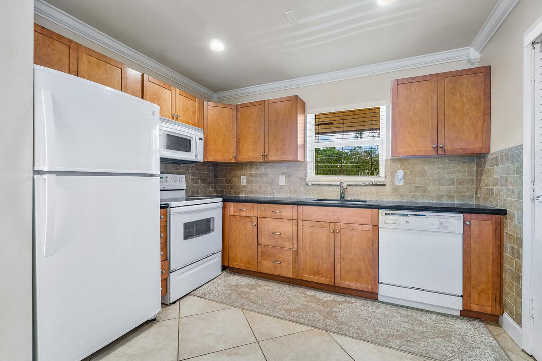 For Sale: $249,999 (2 beds, 2 baths, 934 Square Feet)