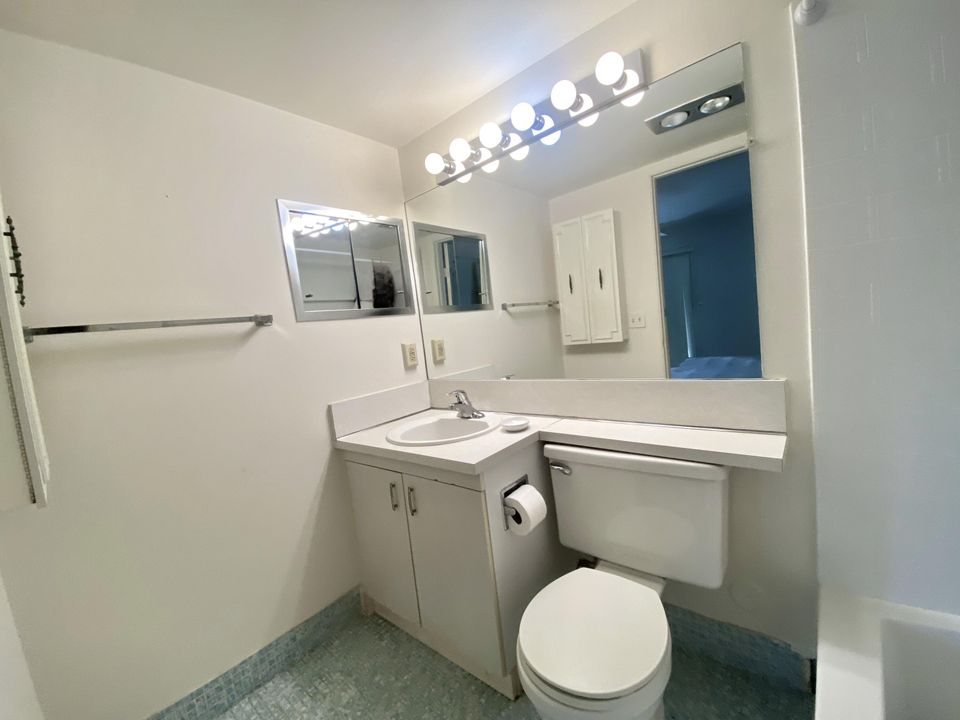 For Sale: $100,000 (1 beds, 1 baths, 738 Square Feet)