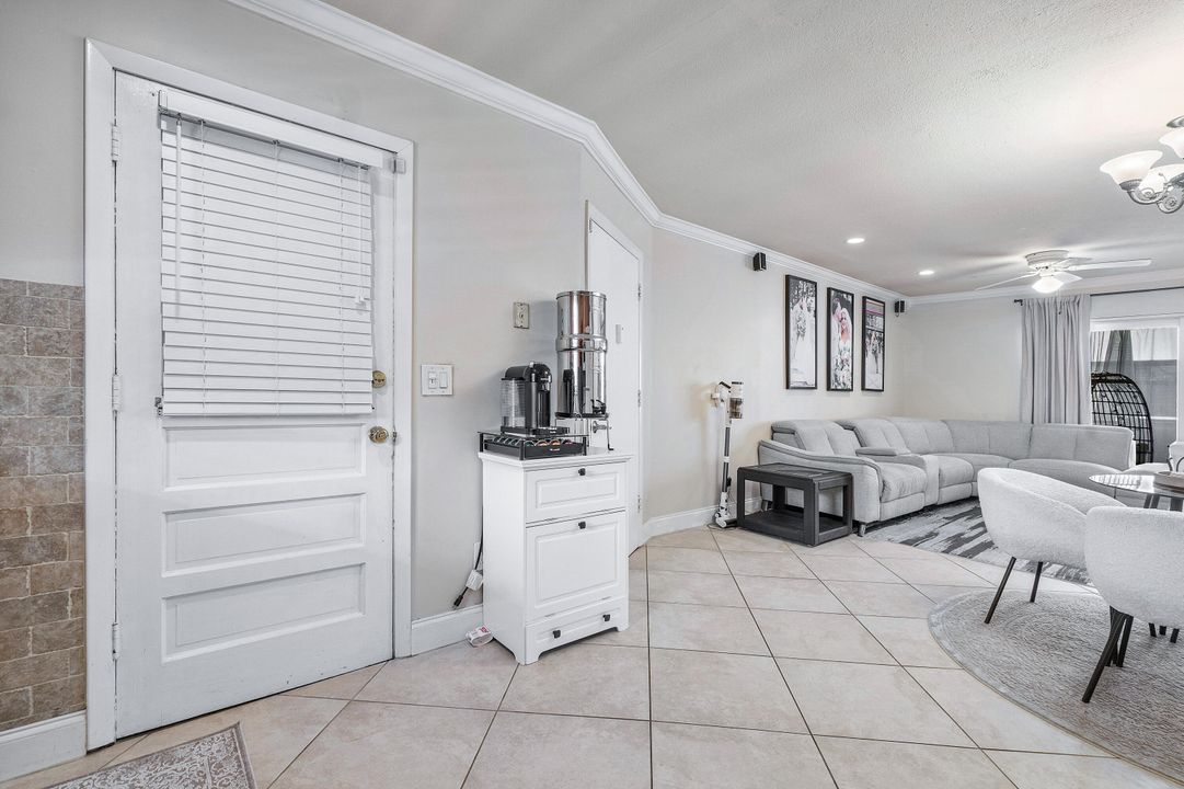 For Sale: $249,999 (2 beds, 2 baths, 934 Square Feet)