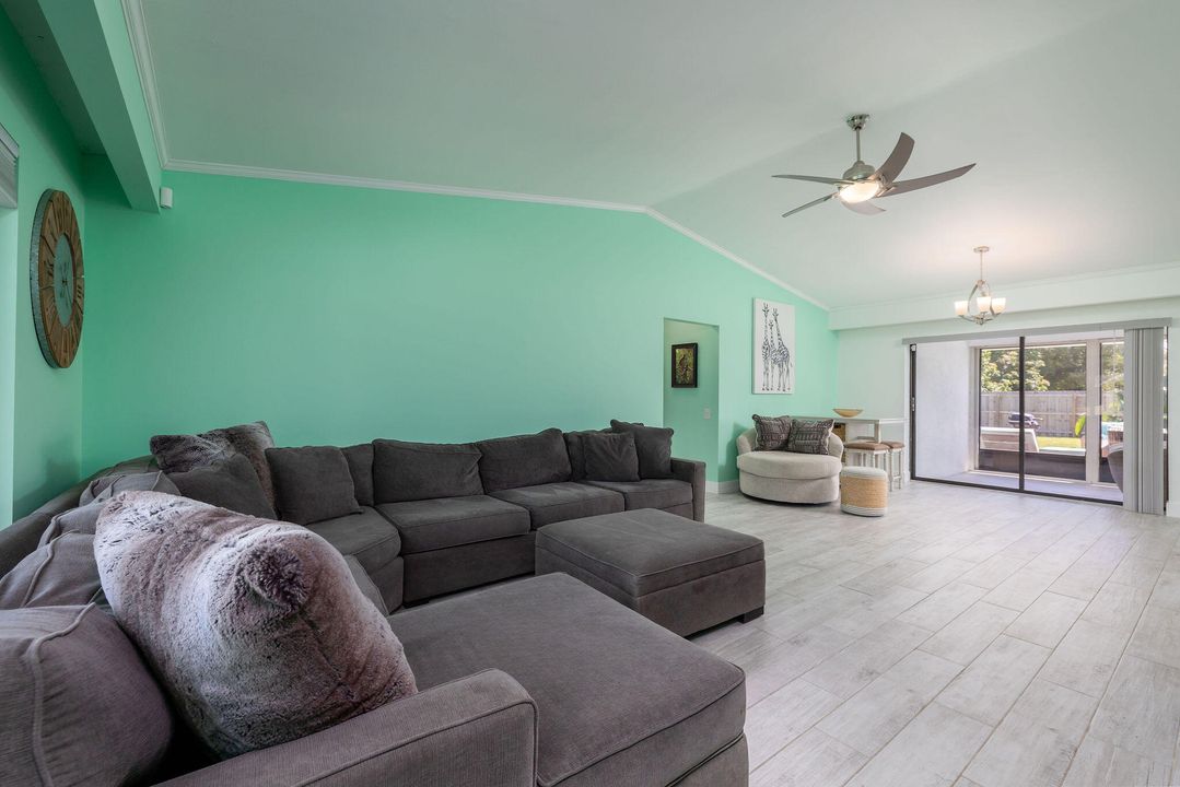 For Sale: $350,000 (2 beds, 2 baths, 1393 Square Feet)