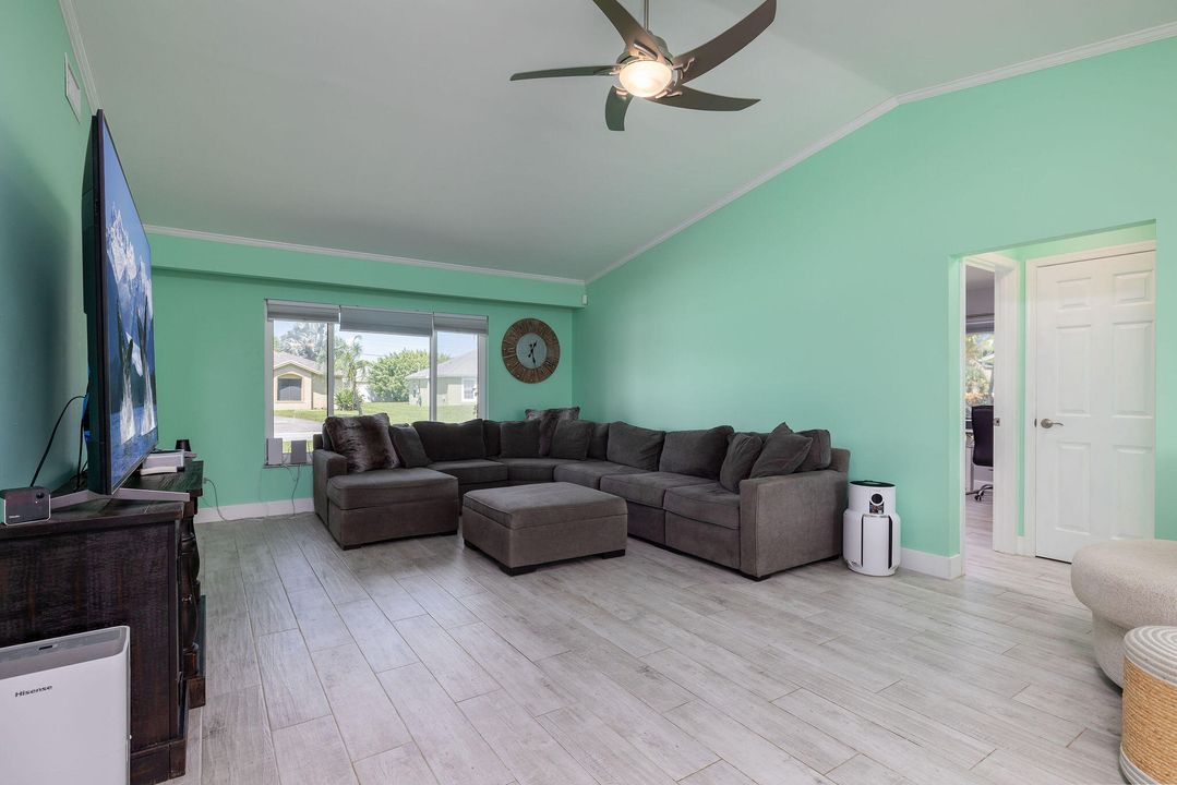 For Sale: $350,000 (2 beds, 2 baths, 1393 Square Feet)