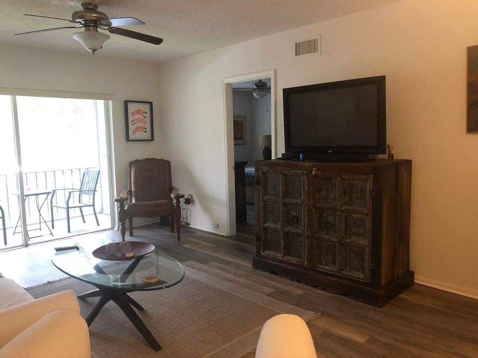 For Rent: $3,000 (2 beds, 2 baths, 955 Square Feet)