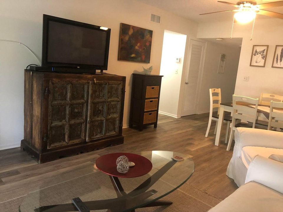 For Rent: $3,000 (2 beds, 2 baths, 955 Square Feet)