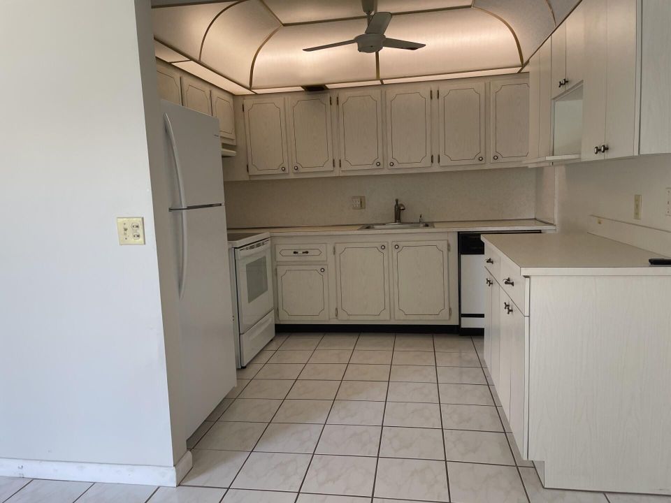 For Rent: $1,700 (2 beds, 2 baths, 874 Square Feet)