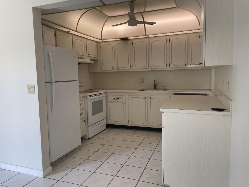 For Rent: $1,700 (2 beds, 2 baths, 874 Square Feet)