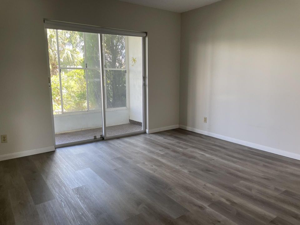 For Rent: $1,700 (2 beds, 2 baths, 874 Square Feet)