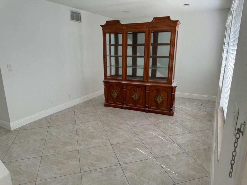 For Rent: $2,650 (3 beds, 1 baths, 1062 Square Feet)