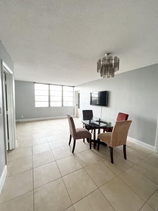 For Sale: $200,000 (2 beds, 2 baths, 972 Square Feet)