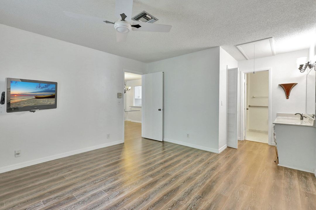 For Sale: $195,000 (2 beds, 1 baths, 944 Square Feet)